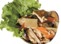 65. Pollo con funghi e bambù