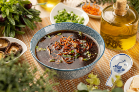 Supă de Vită cu Bambus și Ciuperci