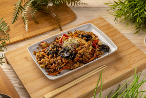 Orez Prăjit cu Pui și Legume