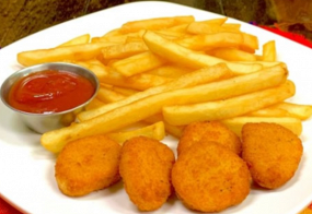 Nuggetsy z kurczaka z frytkami