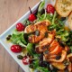 Sałatka z łososiem i halloumi