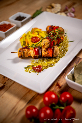 Frigarui de pui cu salata de dovlecei 220g