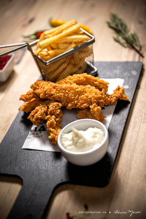 Crispy Chicken + Sos Garlic-Mayo/Cartofi Prăjiți