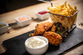 Aripioare Picante + Sos Garlic-Mayo/Cartofi Prăjiți