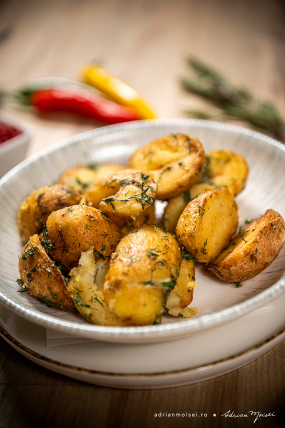 Cartofi jumatati cu marar si usturoi 