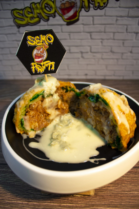 Involtino di verza ripieno di cassoula in pastella con fonduta di zola