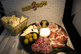 Tagliere gnocco fritto con selezione di salumi e formaggi