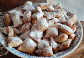 Mini Kräpplchen mit Puder Zucker