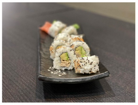 California thon cuit mayonnaise épicé, avocat, sésame noir, piment