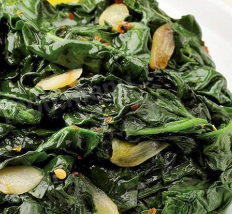 Smažený špenát s cibulí a česnekem