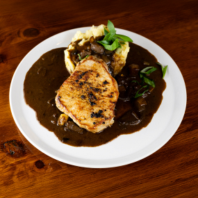 200g PŘÍRODNÍ VEPŘOVÝ STEAK S HŘÍBKOVÝM RAGÚ