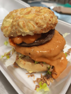 Double Cheeseburger im Cheese Bun