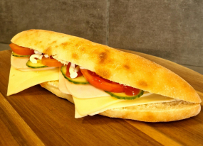 Sandviș cu Chiflă de Casă/Szendvics Házi Készítú Kifliben