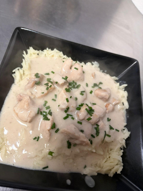 Piept de pui cu sos de lapte de cocos si orez basmati