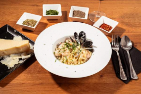 Fettucine cu Fructe de Mare cu Sos Alb 