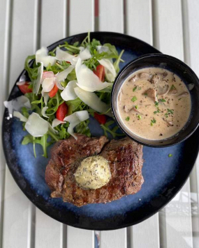 Steak de Vită cu Sos de Ciuperci 