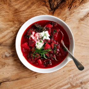 Boršč s pampuškami a smetanou