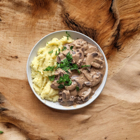 Bramborová kaše s houbovou omáčkou