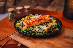 CAESAR salát s lososem