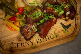 Pomaly pečené údené bravčové rebrá na pive zapekané s BBQ omáčkou, domáci chlieb /kyslá obloha, chren, horčica/ 