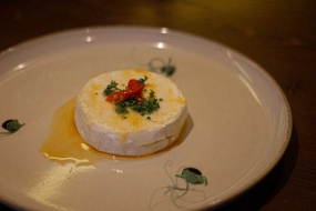 Nakladaný hermelín, domáci chlieb 