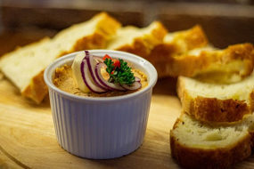 Škvarková pomazánka, domáci chlieb 