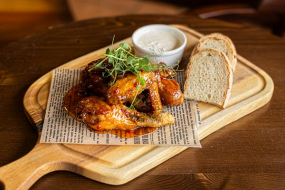 Grilované kuracie stehienka a krídelká s chilli omáčkou, parmezánový dip, 3ks domáci chlieb 