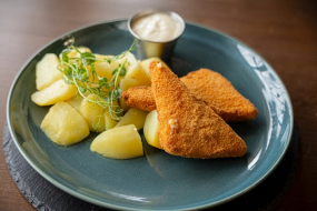 Vyprážaný syr, domáca tatárska omáčka 