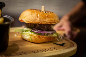 Klasik Burger, hranolčeky, šalát coleslaw 