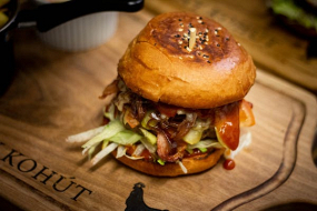 Bacon Burger, hranolčeky, šalát coleslaw 