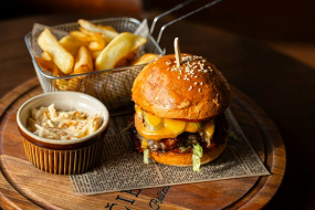 Egg Chilli Burger, hranolčeky, šalát coleslaw 