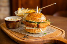 Syrový Burger, hranolčeky, šalát coleslaw 