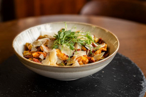 Cestoviny s kuracím mäsom, pomodorom, bazalkovým pestom, sušenými paradajkami a syrom Parmezán 