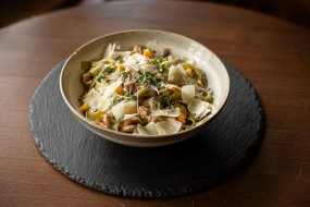 Cestoviny s bravčovou panenkou, kukuricou, šampiňónmi, slaninou, syrovo-smotanovou omáčkou a syrom Parmezán 