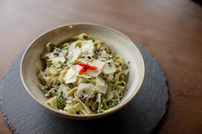 Cestoviny Aglio Olio s chilli, petržlenovou vňaťou a syrom Parmezán  🍃