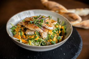 Grill kurací šalát, grissini 