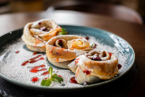 Palacinky s ovocím a šľahačkou 