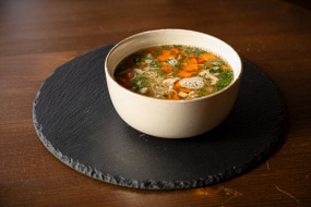 Farmársky slepačí vývar s domácimi rezancami, mäsom, zeleninou a čerstvou zeleninovou vňaťou 