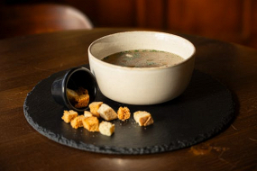 Zdravá cesnaková polievka s opečeným chlebíkom so šunkou a syrom 