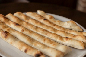 CESNAKOVÉ PIZZA TYČINKY S DRESINGOM 