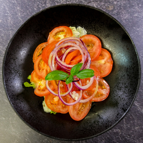Tomatensalat mit Zwiebeln