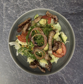 Salat mit Rindfleischstreifen