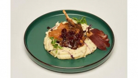 Pulpă de rață cu cartofi piure, pastă de trufe și dulceață de cireșe