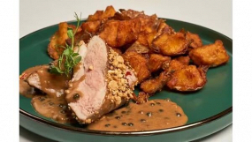 Mușchiuleț de porc cu sos de piper și cartofi rupți