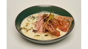 Mușchiuleț de porc în sos cremos de cartofi cu praz și ulei de dovleac cu prosciutto crispy