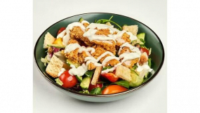 Salată cu piept de pui crispy