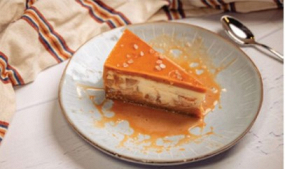 Cheesecake cu Mere, Scorțișoară și Caramel Sărat