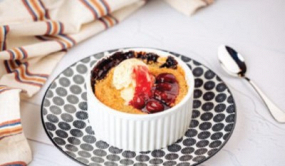 Tartă cu Prune și Mure și Înghețată de Vanilie