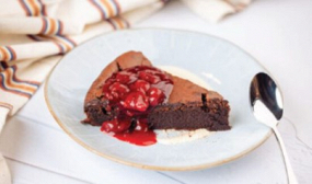 Tort Nutella cu Sos de Vanilie și Sos de Vișine