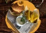 Burger De Vită Cu Cartofi Bărcuță Și Sos (400g)